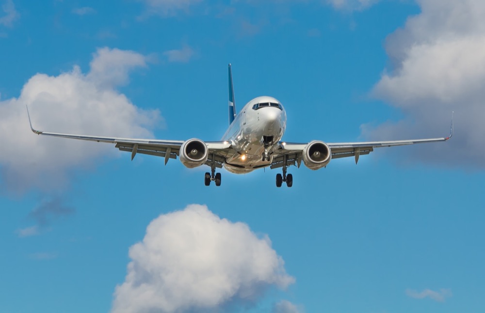青空を飛ぶ航空機